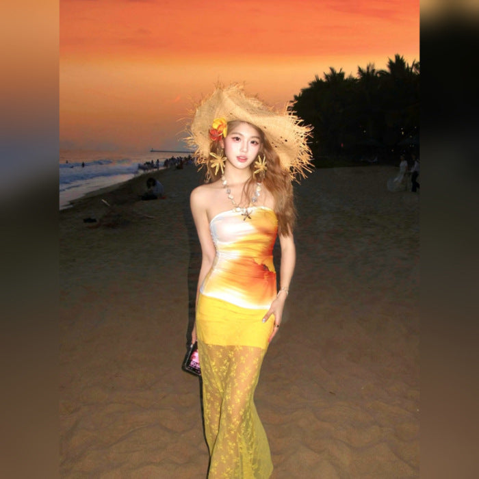Conjunto de chica atractiva para mujeres en vacaciones en la playa, top sin tirantes con estampado de verano combinado con falda sirena de encaje amarillo ceñido