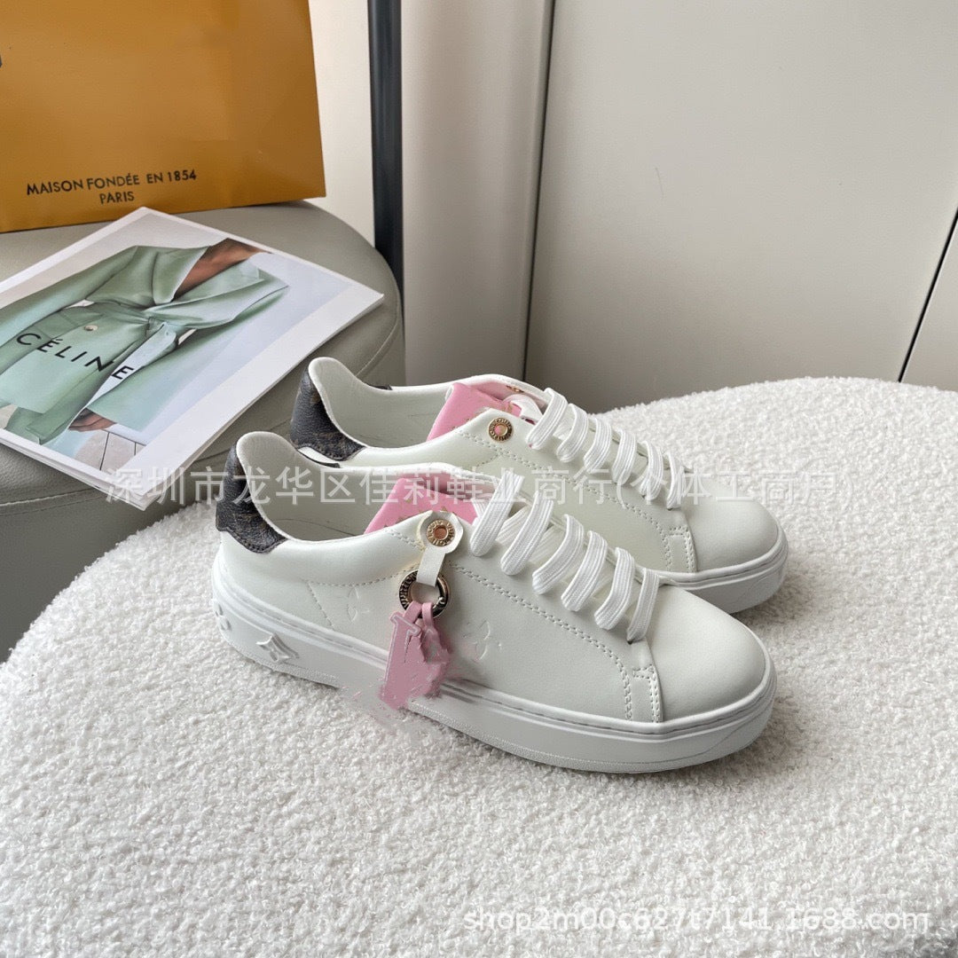 Nuevos zapatos blancos deportivos casuales versátiles 2025 Zapatos de tabla de pareja, charms estampados, suela de plataforma tridimensional en relieve colorido y femenino