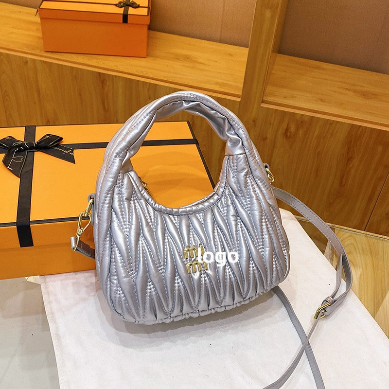 El nuevo bolso de nube plisado de MIU, bolso de mano, bolso de axila, moderno y versátil, bolso de hombro de cuero suave femenino