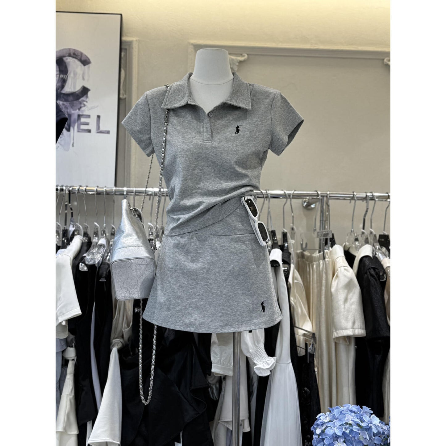 Conjunto deportivo casual para chicas atractivas, camiseta de manga corta de cuello alto para chicas chicas de verano nueva coreana con cuello de poco, conjunto de falda de dos piezas