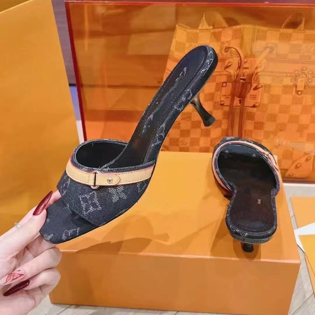 Nuevos vaqueros de primavera y verano europeo y americano 2025 con sandalias de punta abierta, zapatos clásicos de tacón de gato estampados para mujer