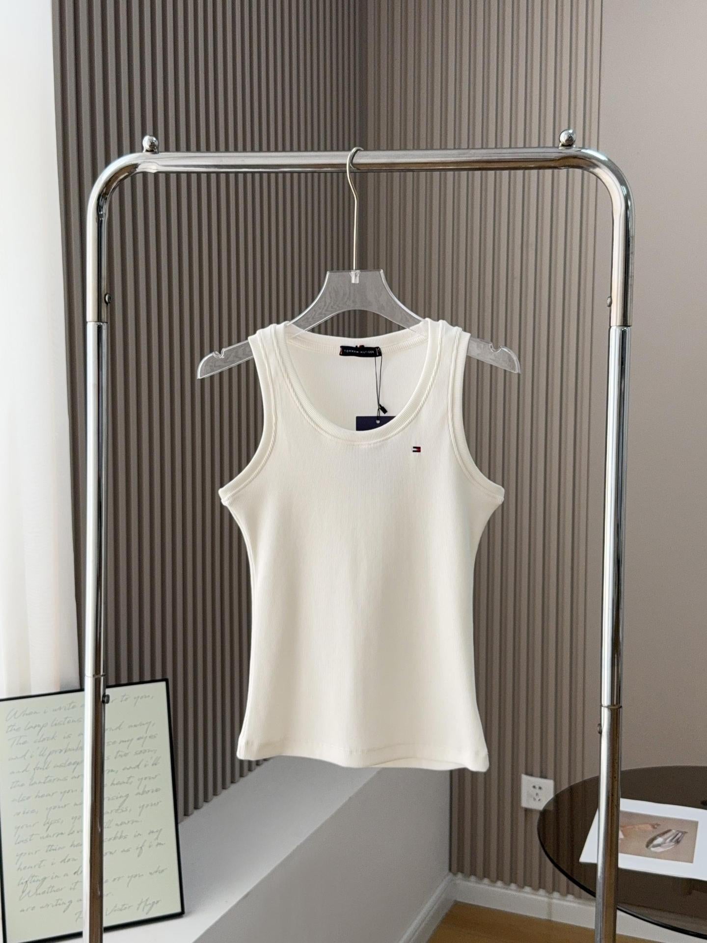 Tom 2025 Verano 2025 Nuevo chaleco acanalado versátil sin mangas de color sólido y camiseta de algodón elástico para mujer