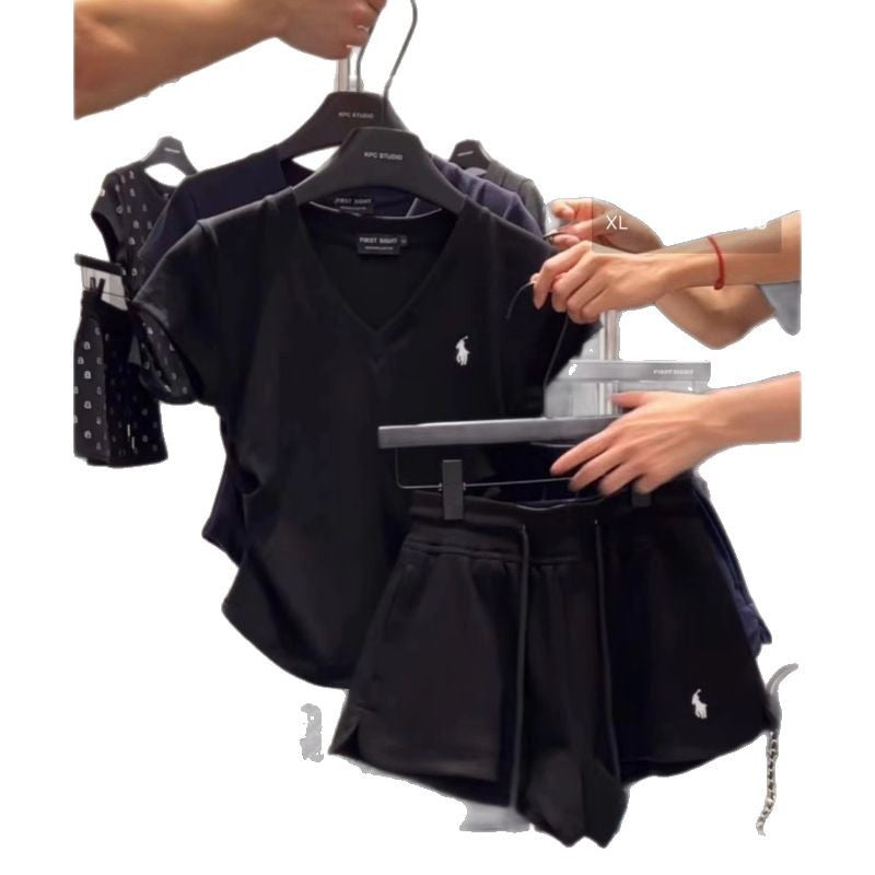 Nuevo conjunto de chicas atractivas de verano coreano 2025 de alto cuello en V con escote en V y ajustado a la cintura, camiseta corta para ajustarse y pantalones cortos de dos piezas para mujer