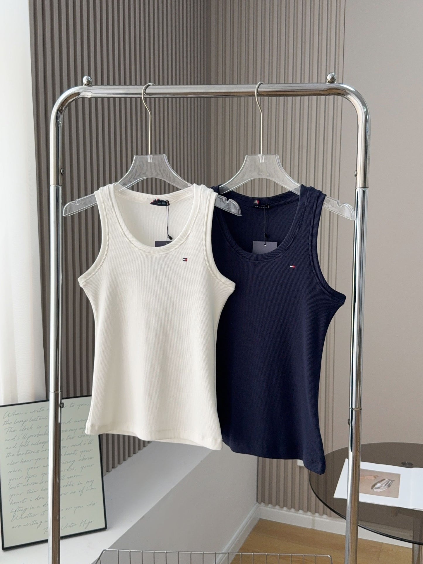 Tom 2025 Verano 2025 Nuevo chaleco acanalado versátil sin mangas de color sólido y camiseta de algodón elástico para mujer