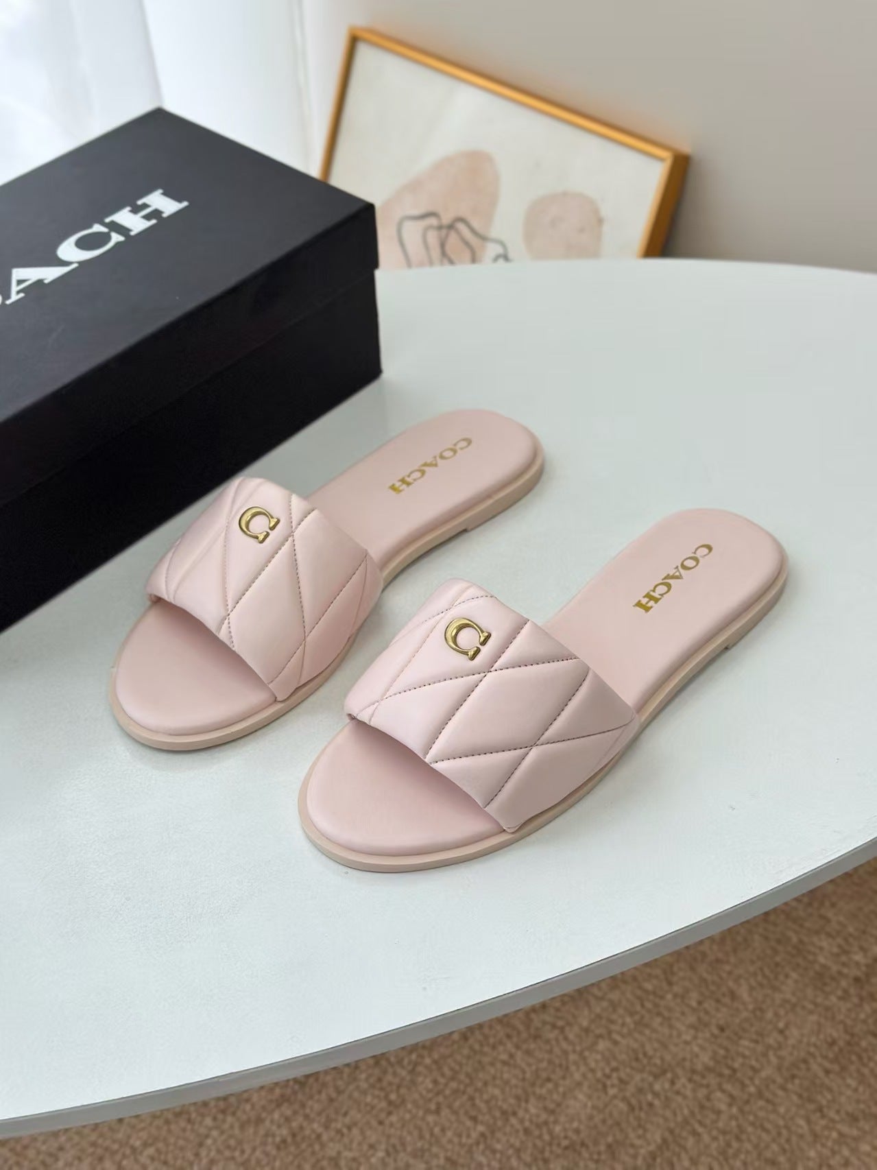 Verano 2025 Nuevas chanclas de tira sencilla europeas y americanas: sandalias de abrigo de diamante de punta redonda plana de color sólido, versátiles y cómodas para el día a día