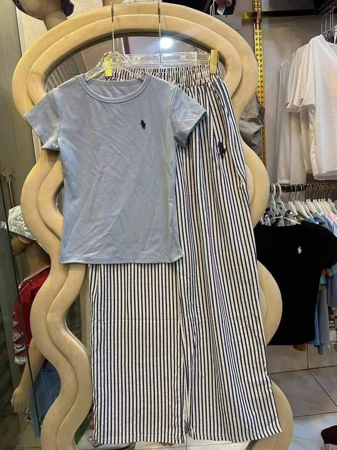 Camiseta de manga corta bordada para ponis de verano de moda para mujeres, pantalones de rayas anchas y conjunto informal de dos piezas para hombres y mujeres