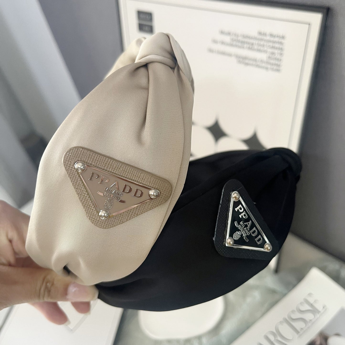 P Family Logo triangular Nudo Diadema de borde ancho Influencer de nicho Temperamento Cinta retorcida Celebridades Internet Tocado versátil para mujeres