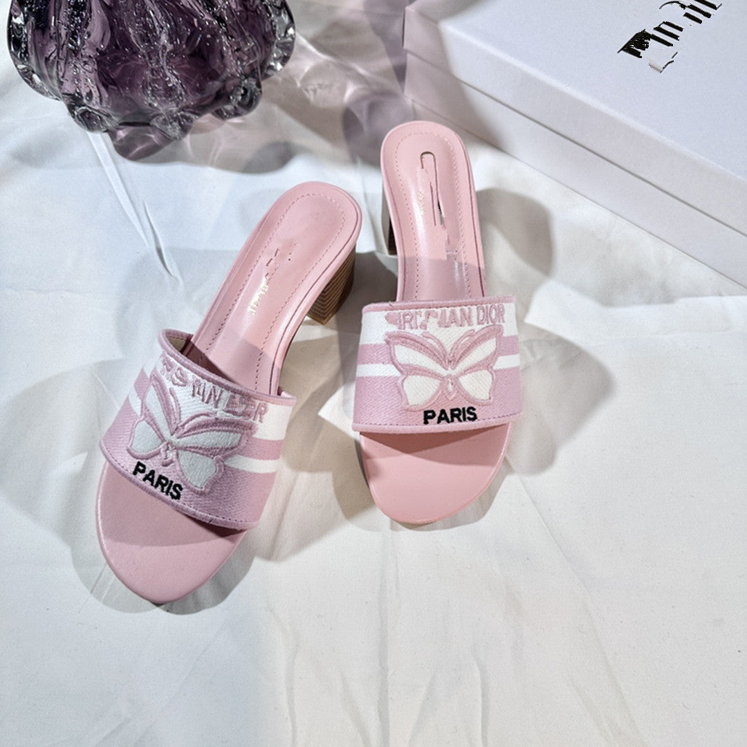 Nuevas chanclas de tacón grueso para el verano 2025, zapatos de playa casuales de exterior con mariposa bordados y versátiles
