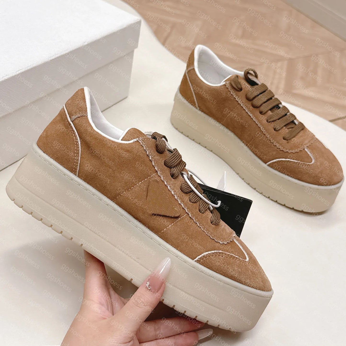Spot primavera y otoño, nueva moda, zapatos polivalentes de suela gruesa y sucios, mujeres viejas con cordones grasos, ding estrella zapatos de pan