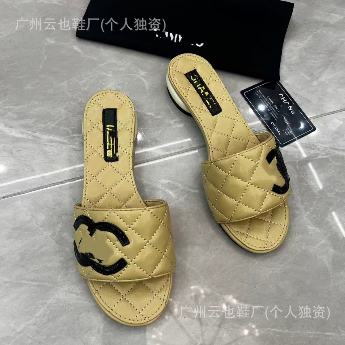 2026 Nuevo logo clásico de principios de primavera Doble C Strap-on de moda Panda Color-Fragancia Estilo Abrigo plano de diamante Prenda versátil