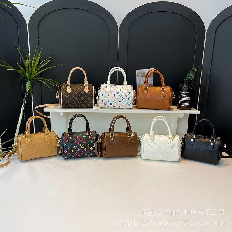 Bolso de almohada Boston con monograma en relieve con patrón de lichi para desplazamientos, bolso de mano portátil de gran capacidad, de un solo hombro y bandolera para mujer de un solo hombro