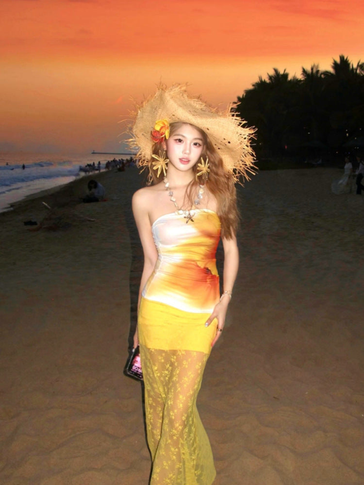 Conjunto de chica atractiva para mujeres en vacaciones en la playa, top sin tirantes con estampado de verano combinado con falda sirena de encaje amarillo ceñido