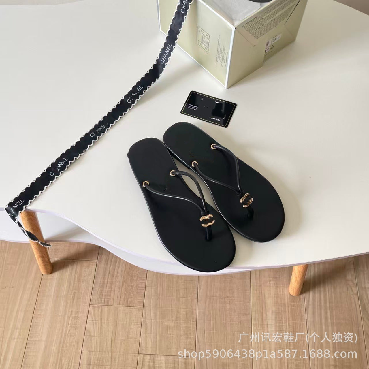 Verano 2026 Nuevas chanclas doradas estilo Chanel para mujer, vacaciones al aire libre junto a la playa Sandalias de puntera transfronteriza
