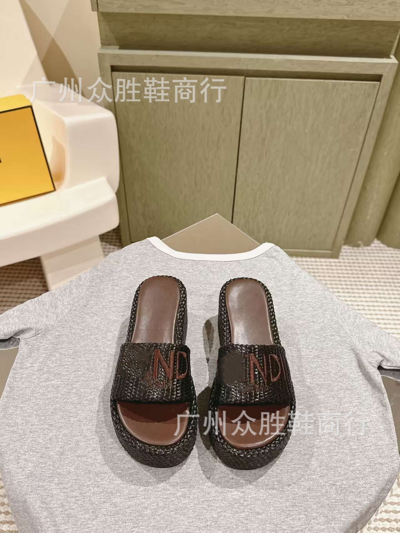 Zapatillas monogram de alta gama marca F para ropa exterior de exportación femenina, Nuevo verano 2024 Pastel Jacquard bordado Zapatillas de tacón alto con suela gruesa y tacón alto