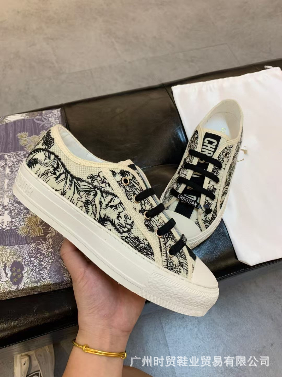 Zapatos de lona con bordado con letras, zapatos casuales versátiles con cordones de mujer con plataforma de relieve para el día a día