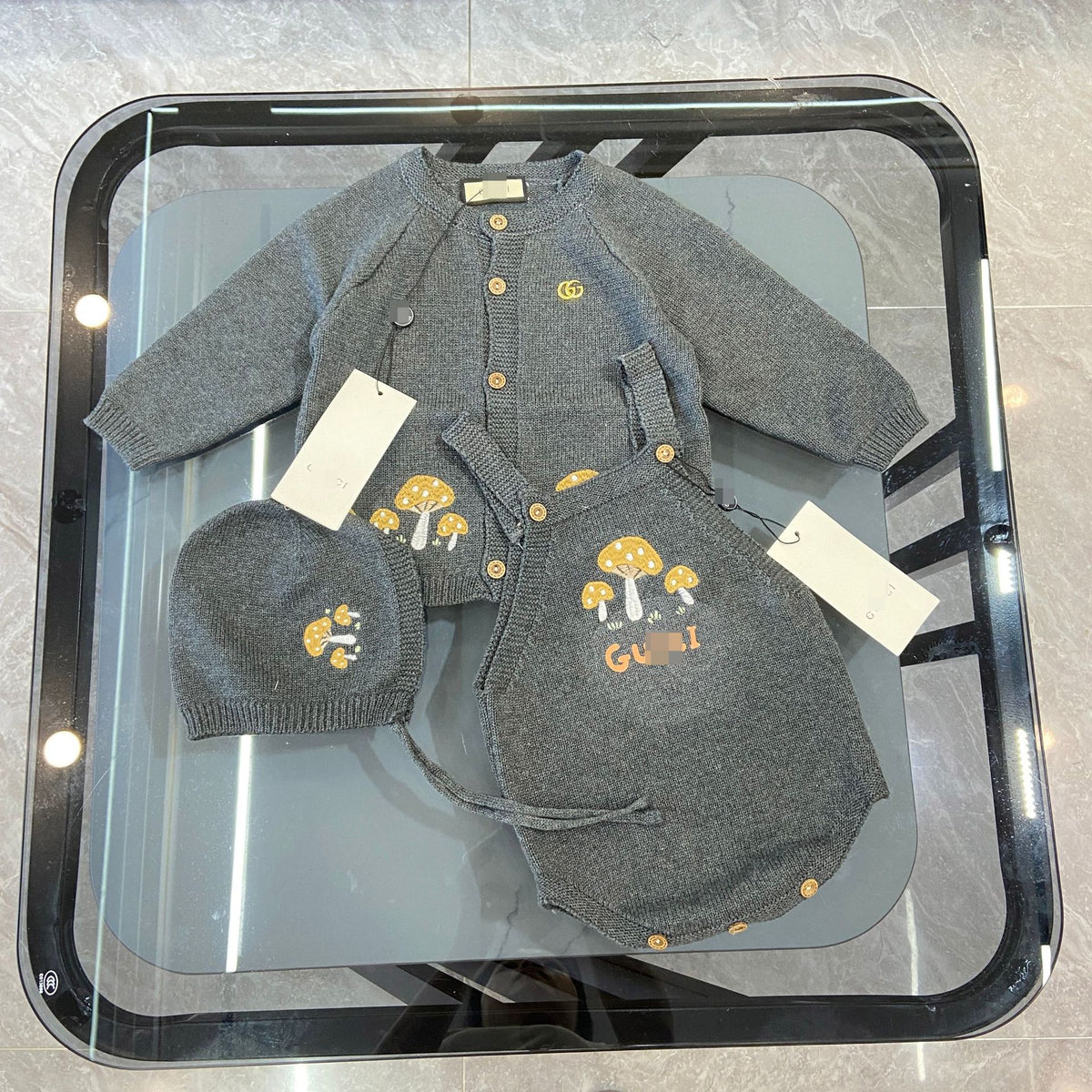 Unisex-Strickset für Babys | Latzhose und Mütze