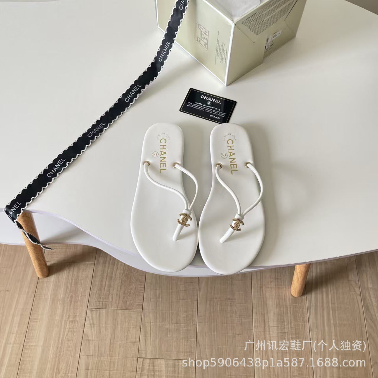 Verano 2026 Nuevas chanclas doradas estilo Chanel para mujer, vacaciones al aire libre junto a la playa Sandalias de puntera transfronteriza