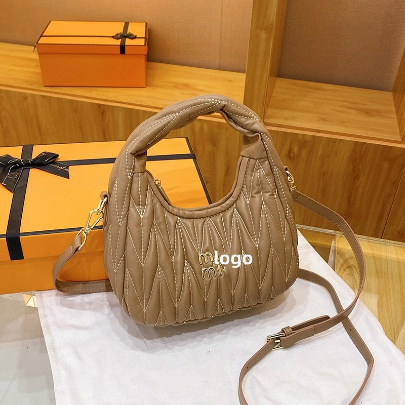 El nuevo bolso de nube plisado de MIU, bolso de mano, bolso de axila, moderno y versátil, bolso de hombro de cuero suave femenino