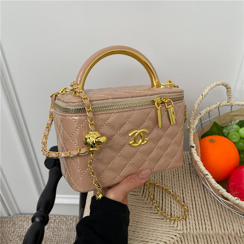 Bolso de mujer de mujer con letras de charol y perlas, caja de un solo hombro bordada con diamantes, bolso pequeño cuadrado, bolso de maquillaje con cadena cruzada