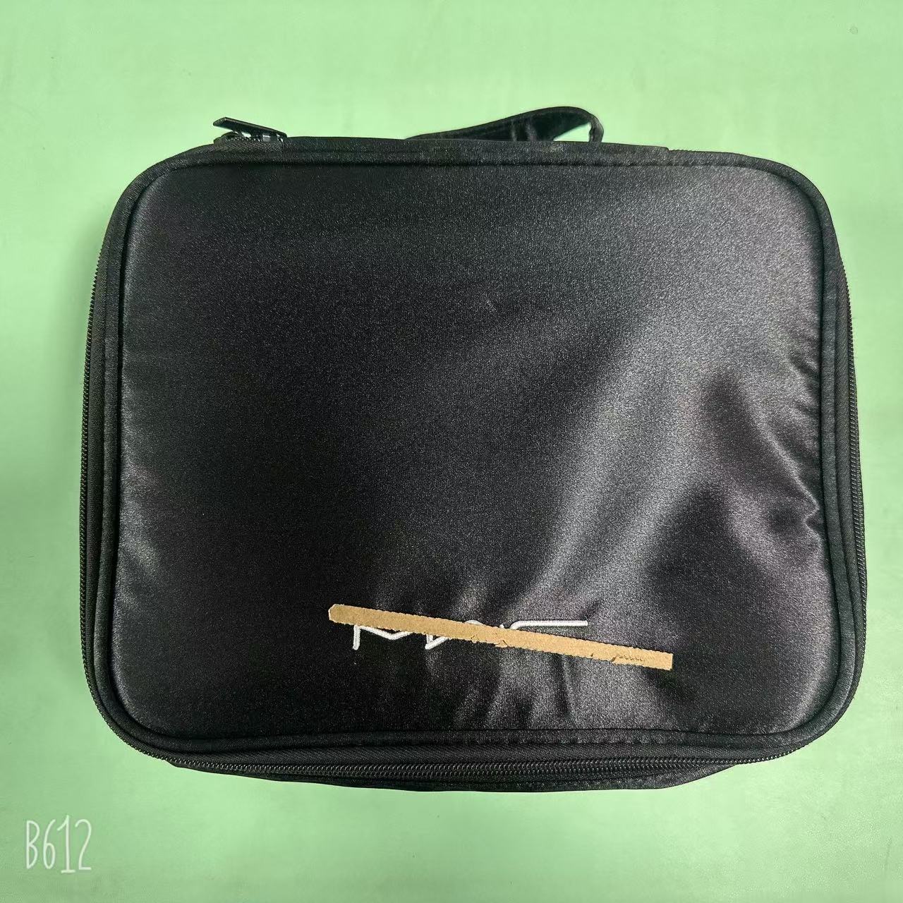 Bolsa de cosméticos Dojia PU al por mayor, bolsa portátil de artículos de aseo de gran capacidad, bolsa de sobremesa para cosméticos, sub-almacenaje