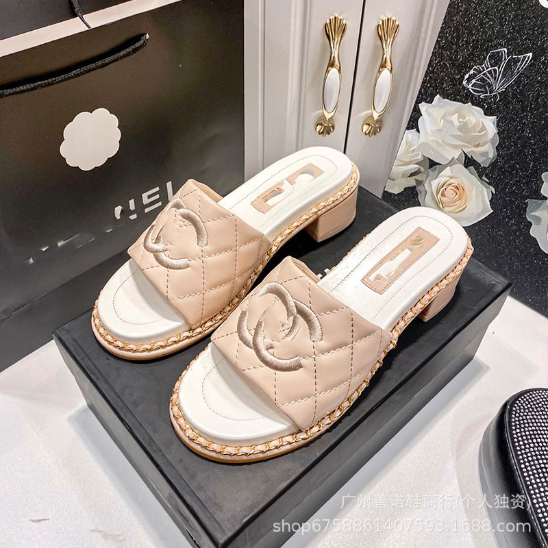 Chanclas de cadena de celosía de diamantes Xiaoxiangfeng, verano 2025 de nuevo estilo, con tacones gruesos y sandalias versátiles para dropship