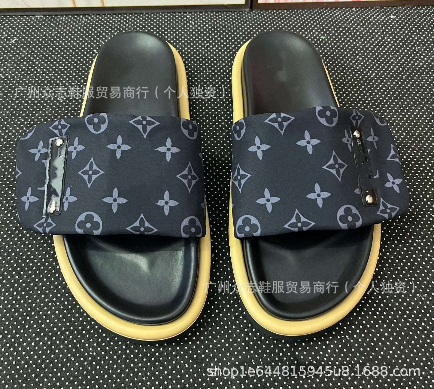 Comercio exterior Satén de Burro 2025 Verano Velcro Zapatillas de mujer Pastel mate para parejas Antideslizante Lote plano y de suela gruesa resistente al desgaste