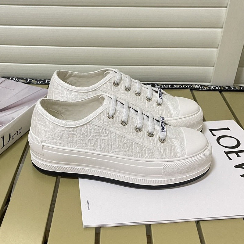 Comercio exterior 2026 Nuevos zapatos de mujer bordados de lona Suela gruesa Zapatos blancos versátiles que realzan Zapatos deportivos casuales de punta redonda