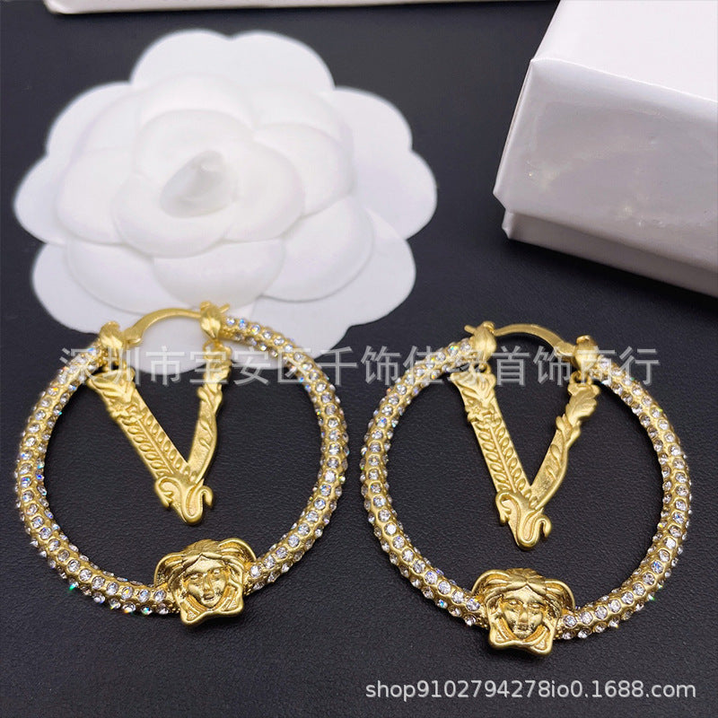 Colección de pendientes Man Family Medusa: pendientes de perla incrustados con diamantes, estilo personalizado extravagante, pendientes ligeros y lujosos