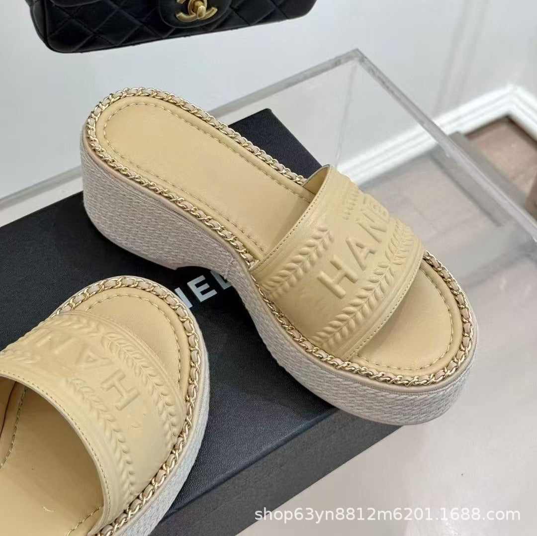 25 nuevas sandalias bordadas estilo Chanel, tacones de cuña de suela gruesa, zapatillas de cadena tejidas con pajita versátil de una sola tira que aumenta la altura