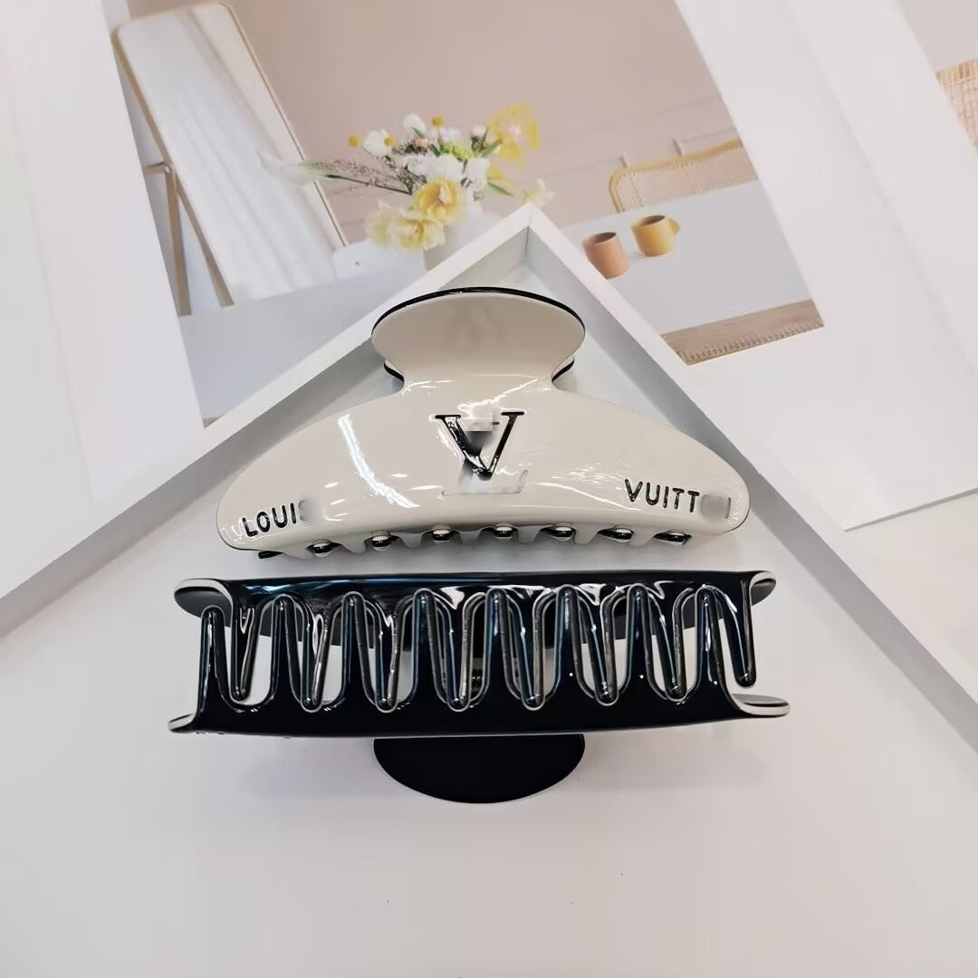 Cabello curvado de estilo Chanel de alta gama cruzado atraviesa la parte trasera de la cabeza, letras sofisticadas y elegantes con clip de tiburón y accesorio para el cabello con ácido acético en blanco y negro