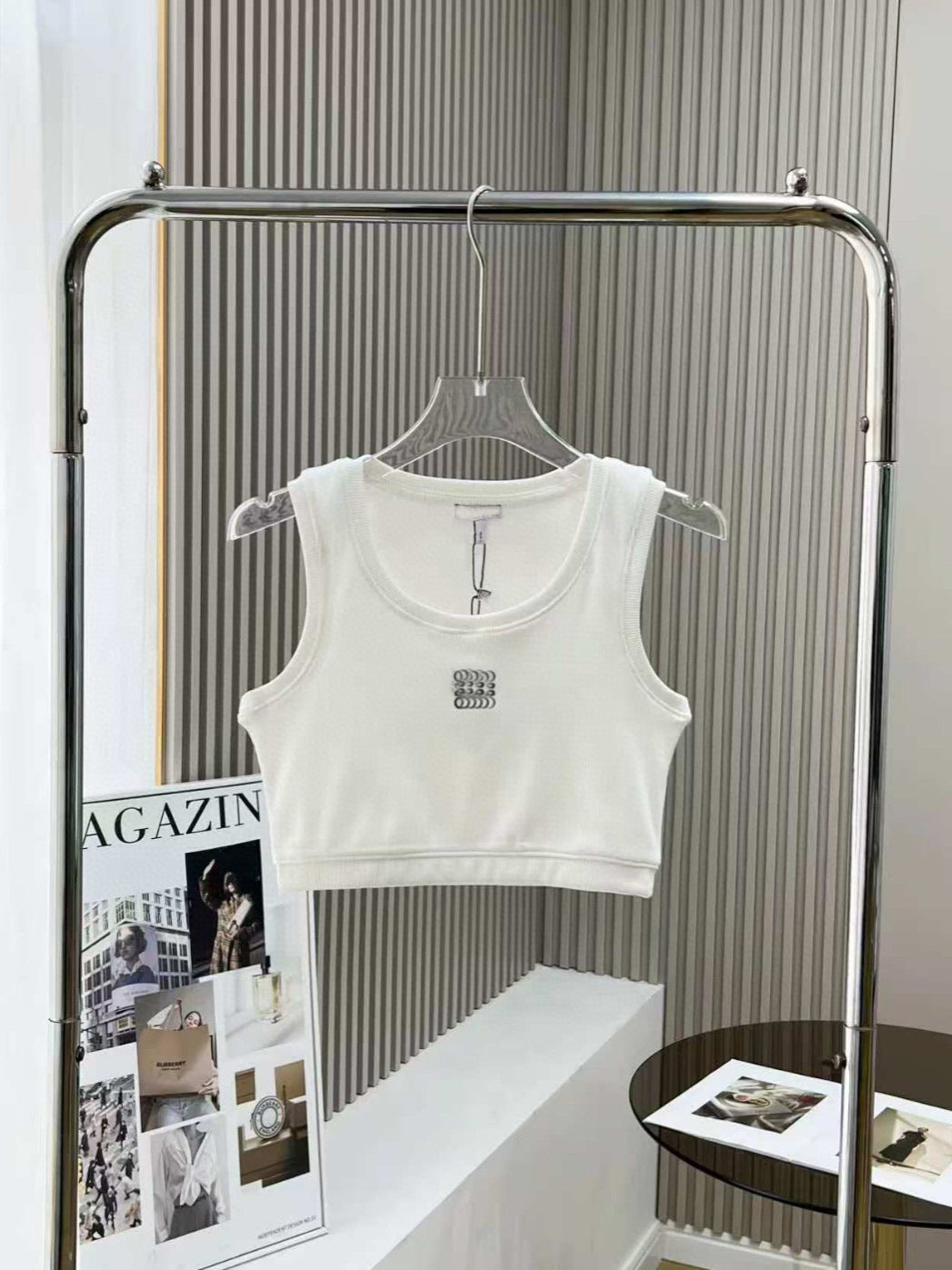 T-shirt court pour femme LO | Côtelé avec broderie