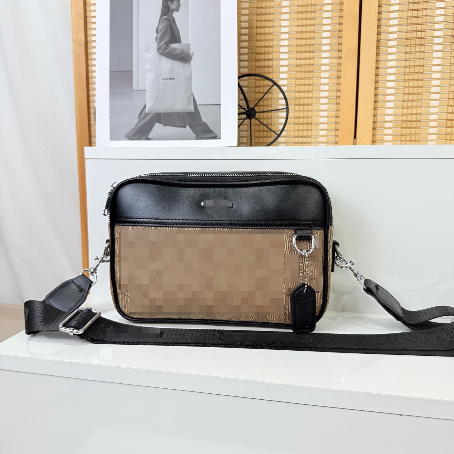 Bolso de tira ancha de moda superventas europeo y estadounidense para mujer, 26 nuevos bolsos cruzados de un solo hombro de calidad versátiles para desplazamientos de un solo hombro para desplazarse a un solo espacio de nicho transfronterizo