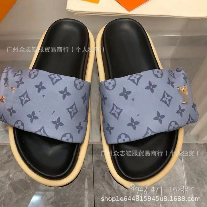 Comercio exterior Satén de Burro 2025 Verano Velcro Zapatillas de mujer Pastel mate para parejas Antideslizante Lote plano y de suela gruesa resistente al desgaste