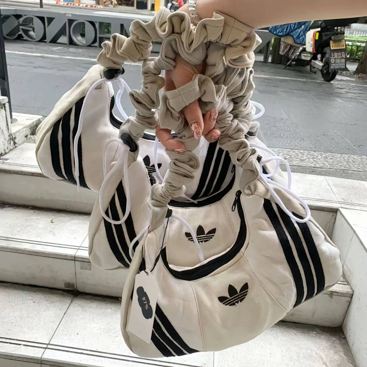 Bolso Adidas Clover de lona plisada para mujer, bolso nube de un solo hombro con bloques de colores de moda 2026