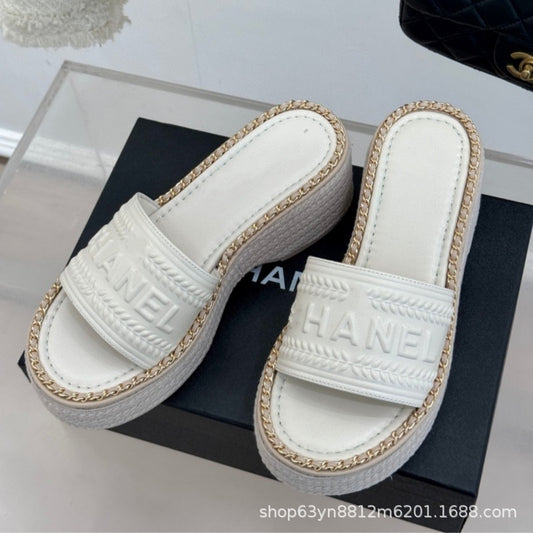 25 nuevas sandalias bordadas estilo Chanel, tacones de cuña de suela gruesa, zapatillas de cadena tejidas con pajita versátil de una sola tira que aumenta la altura