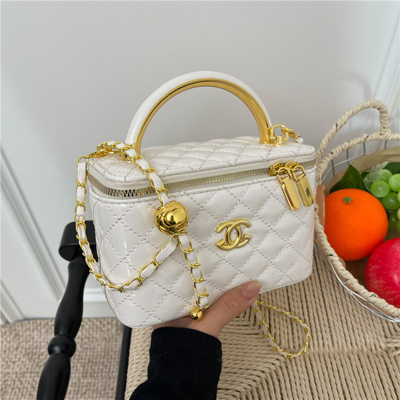 Bolso de mujer de mujer con letras de charol y perlas, caja de un solo hombro bordada con diamantes, bolso pequeño cuadrado, bolso de maquillaje con cadena cruzada