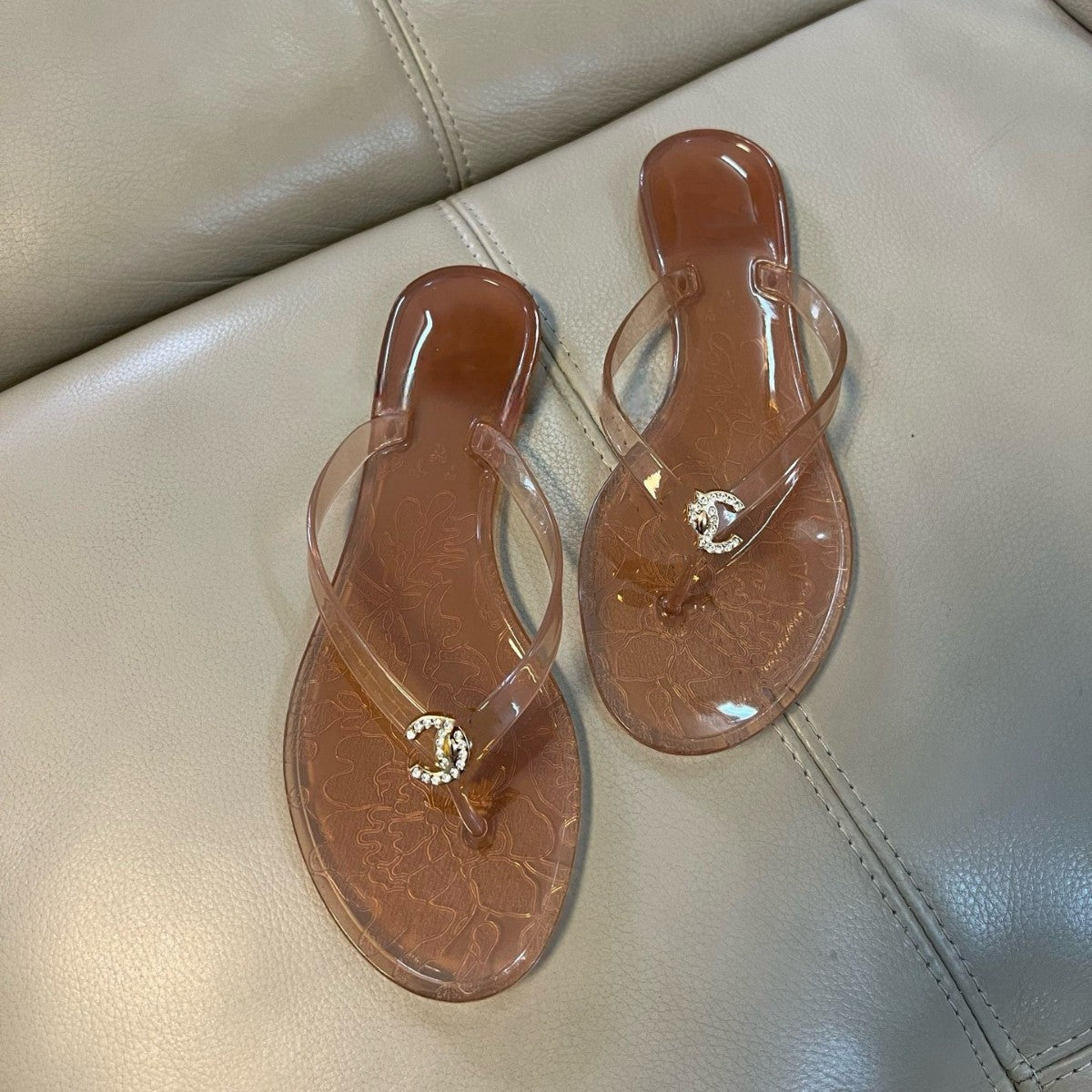 26 chanclas de chanel estilo Chanel con hebilla con hebilla de pedrería para sandalias versátiles y casuales de resort para mujer