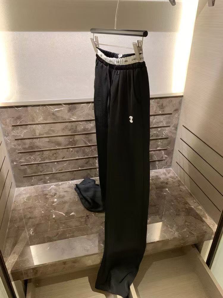 En stock~ Xiao Xiangjia 2026 doble C bordado en negro y blanco, ligero y transpirable, cinturilla elástica de caída y nuevos pantalones milagrosos versátiles de verano