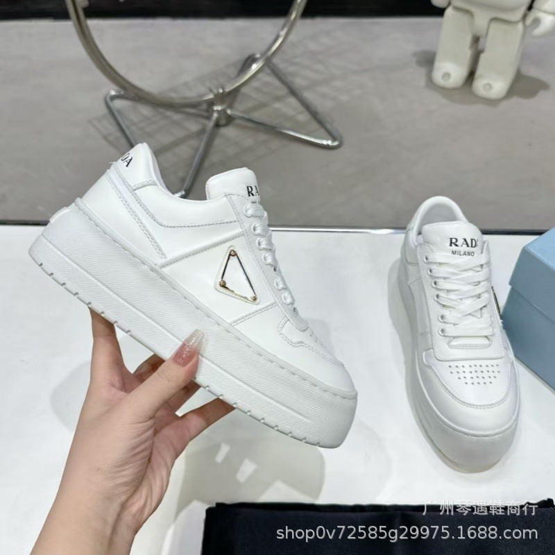P Family Triangle panda zapatos blancos versátiles a juego con el color muffin cuero con suela gruesa de bloque de color galleta, zapatos de tabla casuales para mujeres