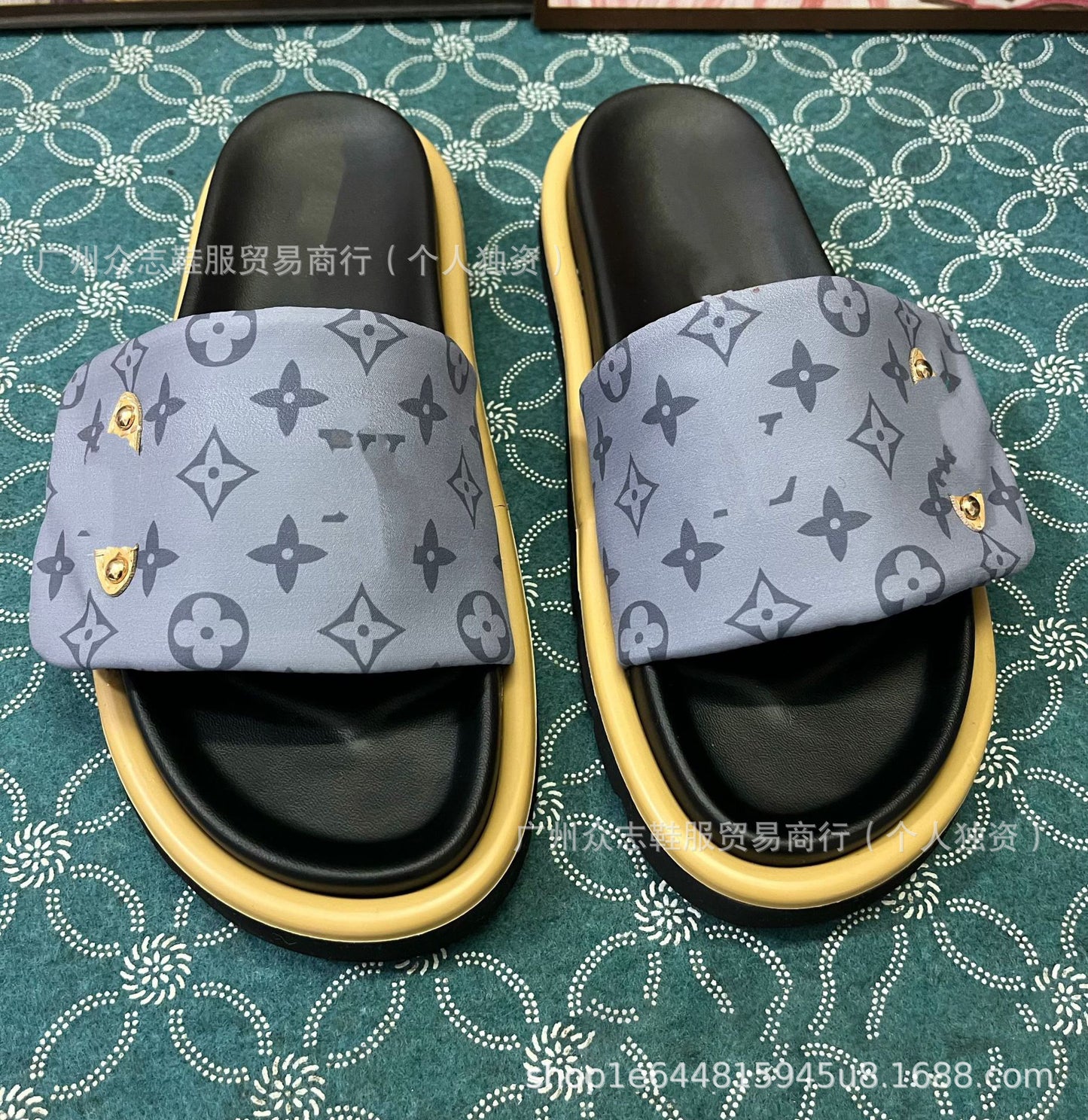 Comercio exterior Satén de Burro 2025 Verano Velcro Zapatillas de mujer Pastel mate para parejas Antideslizante Lote plano y de suela gruesa resistente al desgaste