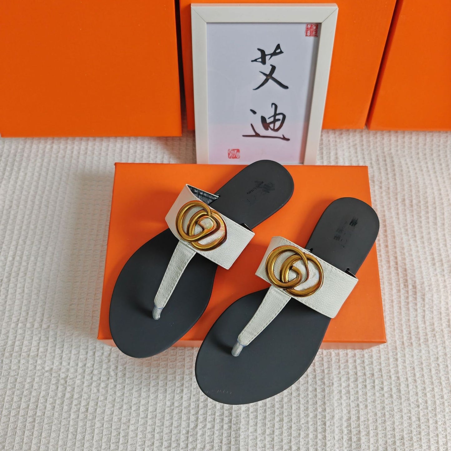 En stock, sandalias de herrajes superventas en Europa y Estados Unidos de forma transfronteriza, sandalias planas de moda y fabricantes de sandalias al por mayor