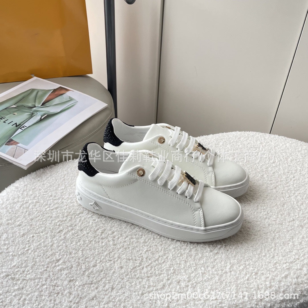 Nuevos zapatos blancos deportivos casuales versátiles 2025 Zapatos de tabla de pareja, charms estampados, suela de plataforma tridimensional en relieve colorido y femenino