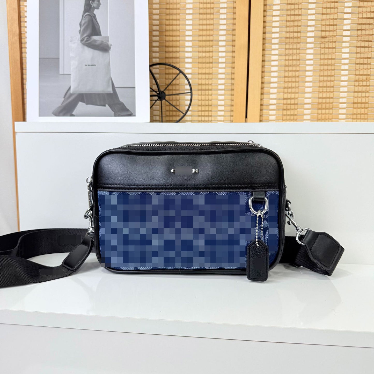 Bolso de tira ancha de moda superventas europeo y estadounidense para mujer, 26 nuevos bolsos cruzados de un solo hombro de calidad versátiles para desplazamientos de un solo hombro para desplazarse a un solo espacio de nicho transfronterizo