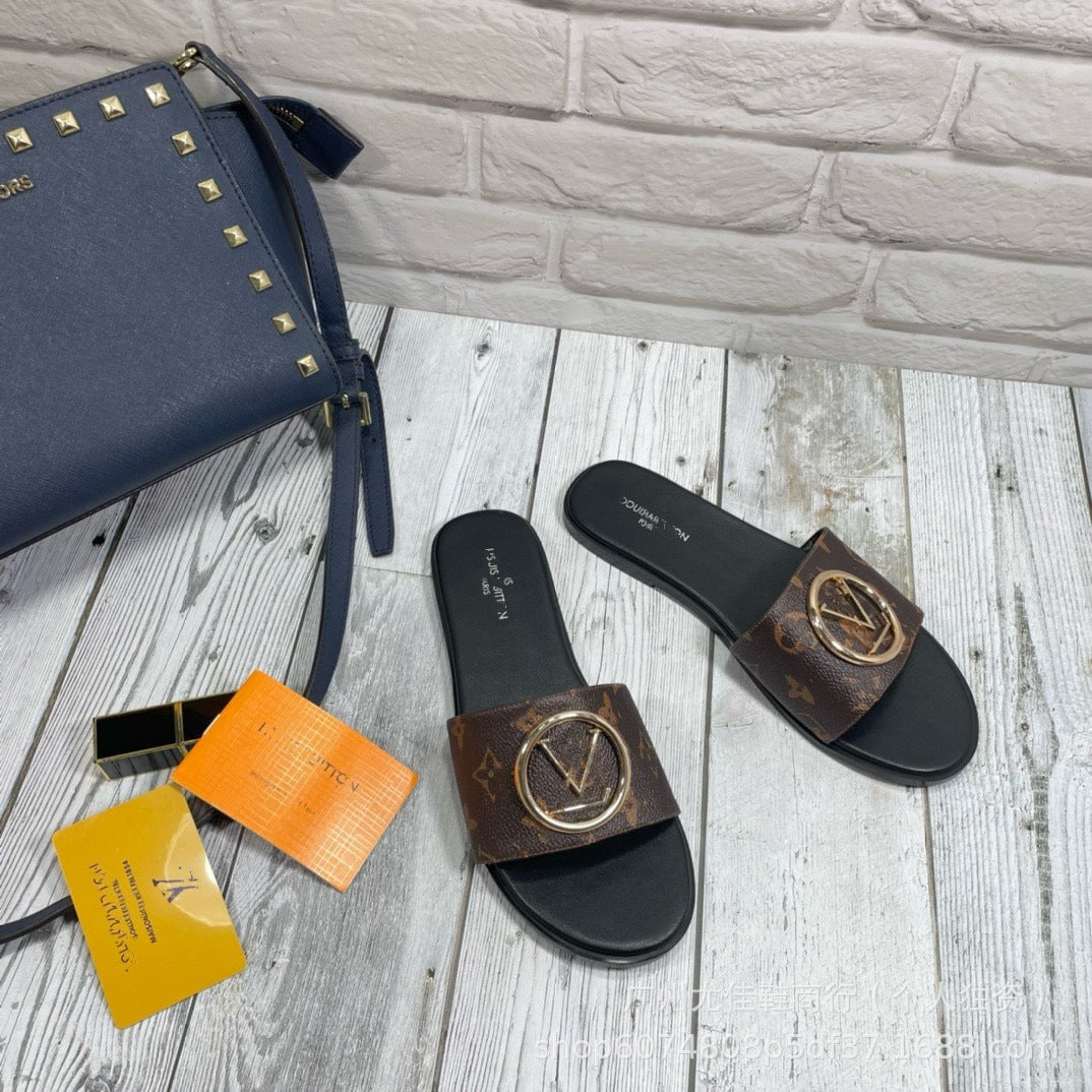 Foreign Trade L Family 2025 Nuevas chanclas europeas y americanas para mujer, hebillas metálicas, zapatillas planas para la playa al aire libre en casa