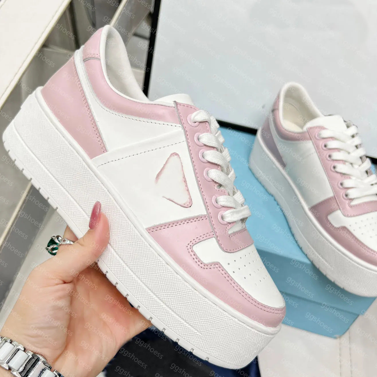 Spot primavera y otoño, nueva moda, zapatos polivalentes de suela gruesa y sucios, mujeres viejas con cordones grasos, ding estrella zapatos de pan