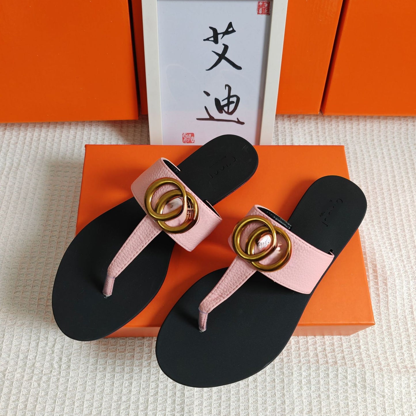 En stock, sandalias de herrajes superventas en Europa y Estados Unidos de forma transfronteriza, sandalias planas de moda y fabricantes de sandalias al por mayor