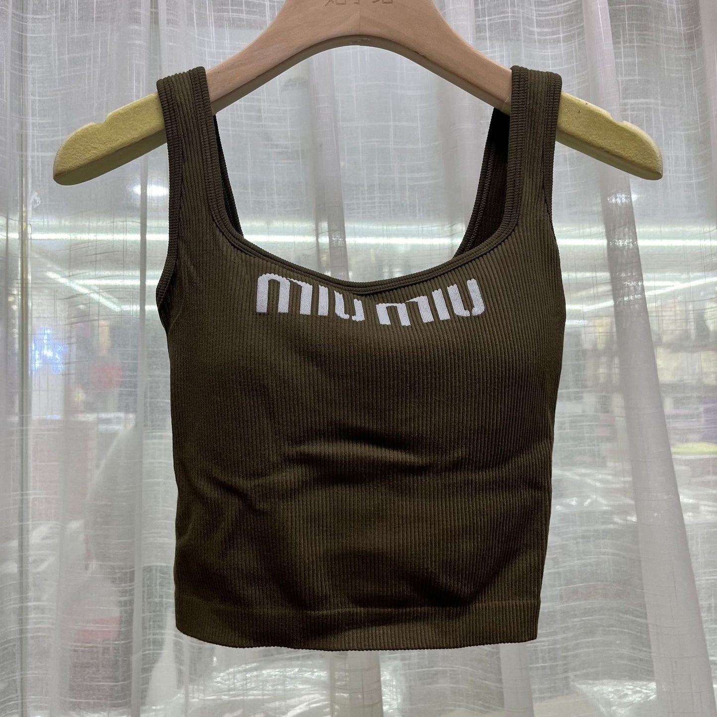 Hombros anchos, cuello cuadrado, copa integrada, sujetador en la espalda precioso, camisola de camisola integrada, letras de punto para mujer con hielo, sujetador con almohadilla de sujetador