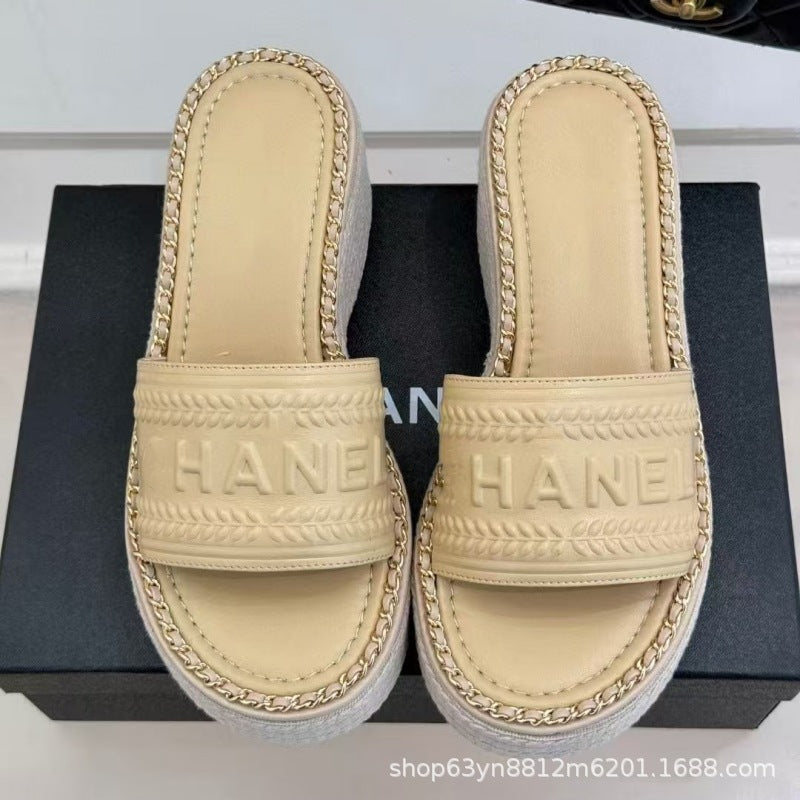 25 nuevas sandalias bordadas estilo Chanel, tacones de cuña de suela gruesa, zapatillas de cadena tejidas con pajita versátil de una sola tira que aumenta la altura