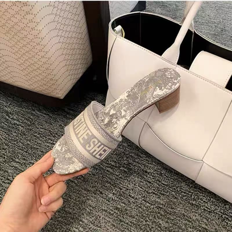Comercio Exterior 2026 Nuevo D. Inicio Monograma Zapatillas de tacón grueso bordadas para ropa exterior de mujer, sandalias de tacón plano casuales playa famosas en Internet