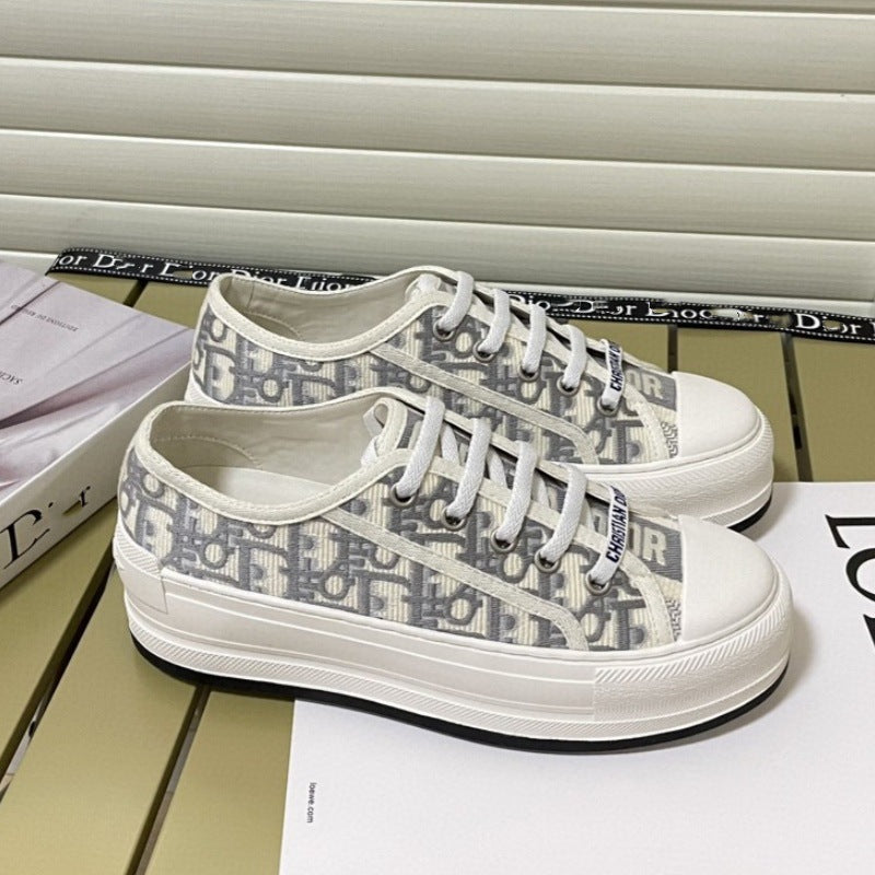 Comercio exterior 2026 Nuevos zapatos de mujer bordados de lona Suela gruesa Zapatos blancos versátiles que realzan Zapatos deportivos casuales de punta redonda